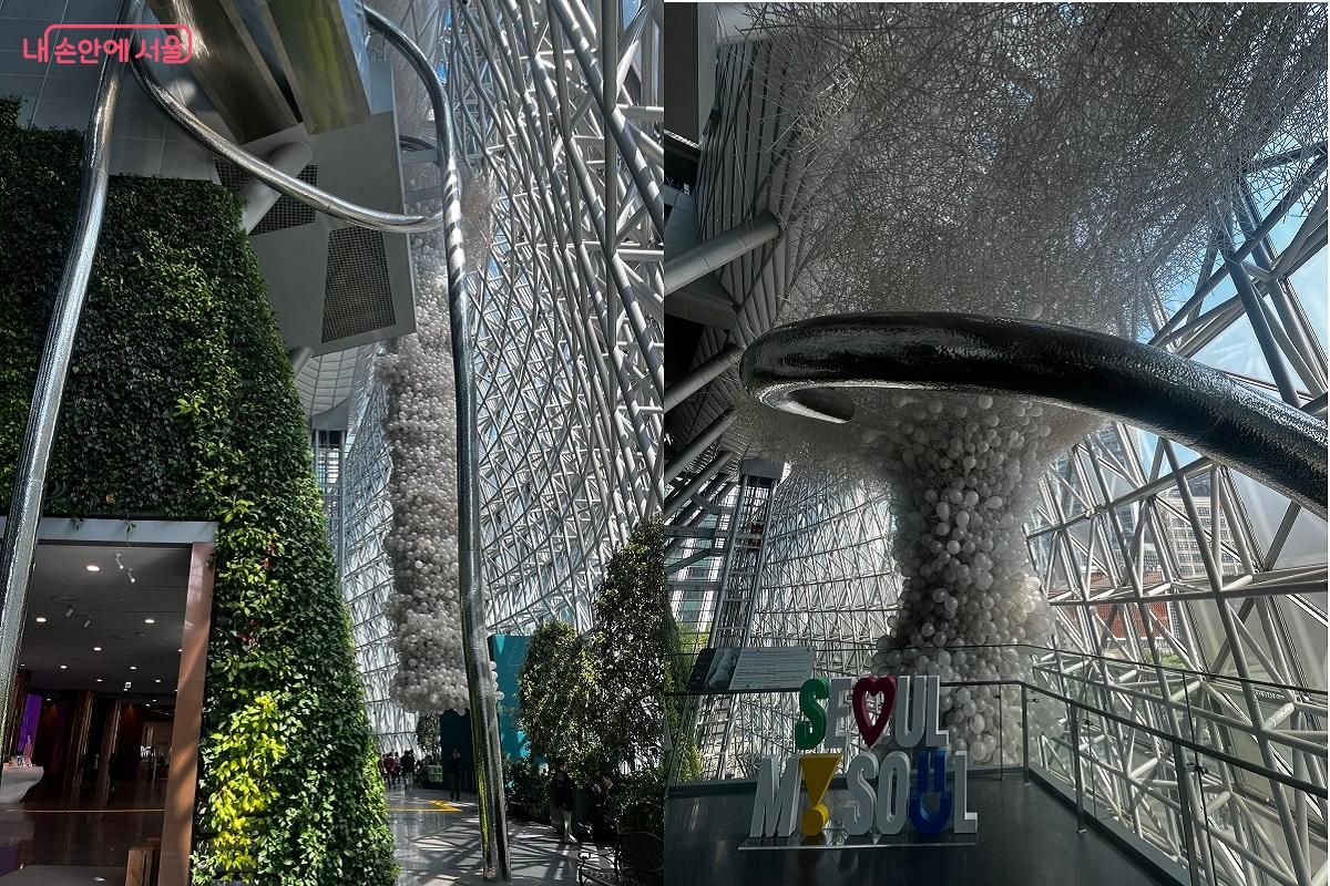 (좌) 수직정원과 메타서사 조형물, (우) 7층에서 바라본 모습 ⓒ정영경