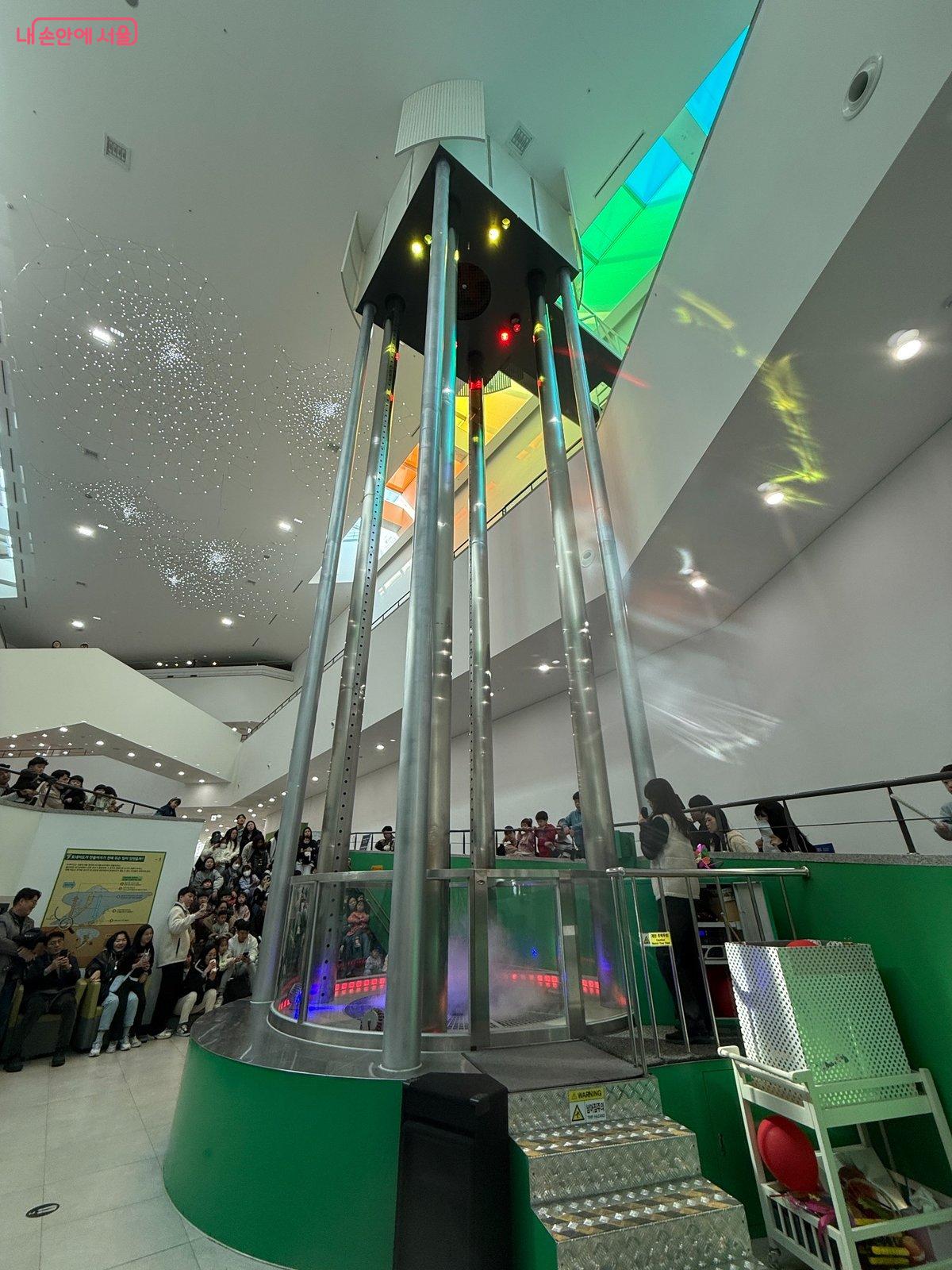 아시아 최대 규모 인공 토네이도를 직접 볼 수 있는 라이브쇼를 진행 중이다. ©이미현