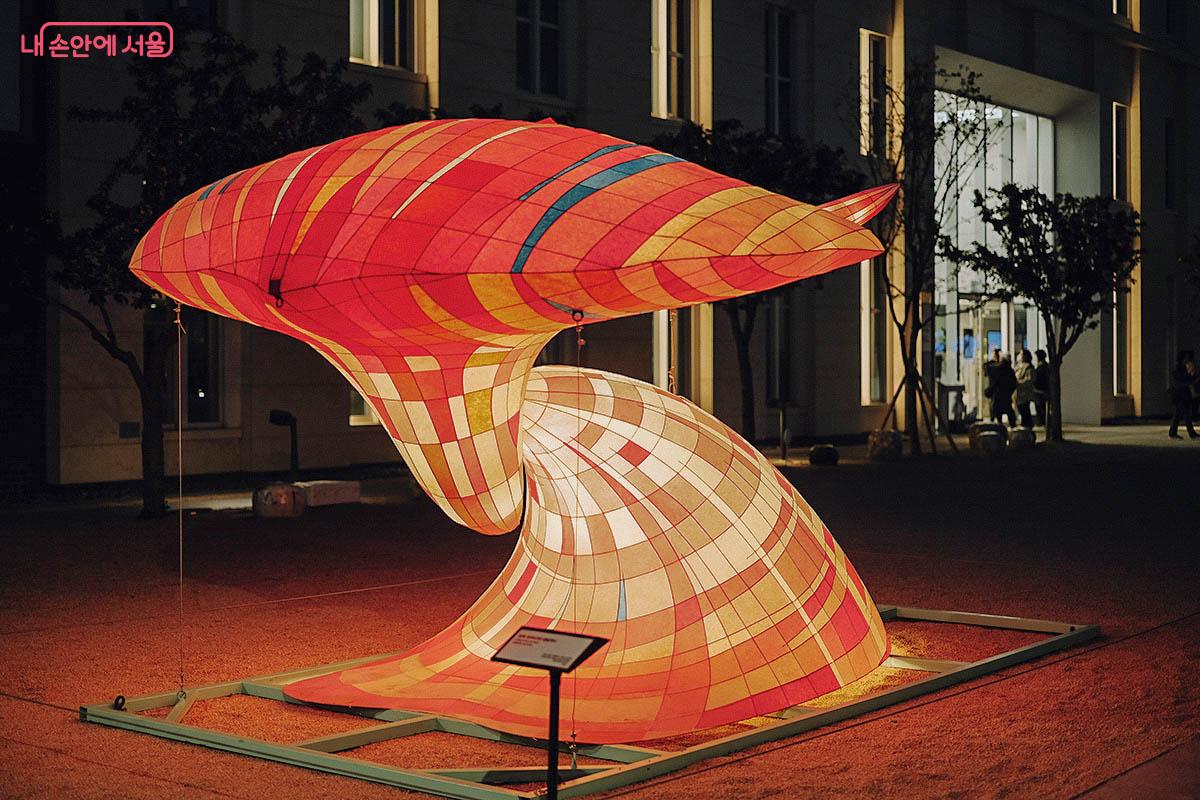 작품 <중력 : 벗어나거나 붙잡거나>(2024, 전영일공방) ©김아름