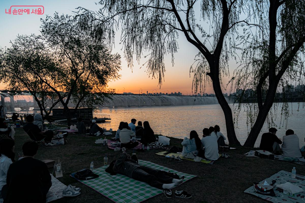 해질녘, 반포한공공원에서 피크닉을 즐기는 사람들의 모습
