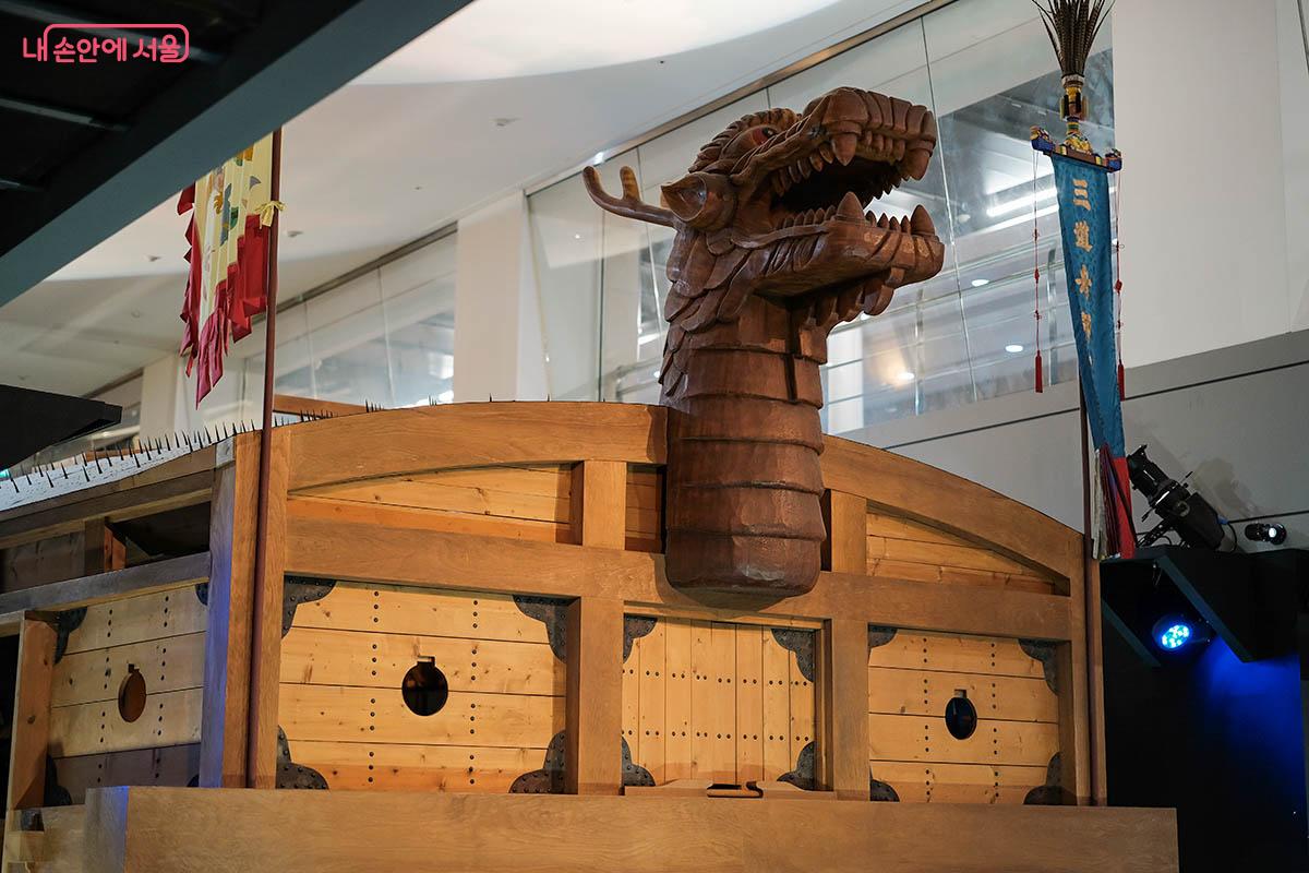 충무공이야기 전시실 내 거북선 내·외부를 살펴볼 수 있는 거북선 모형 ©김아름