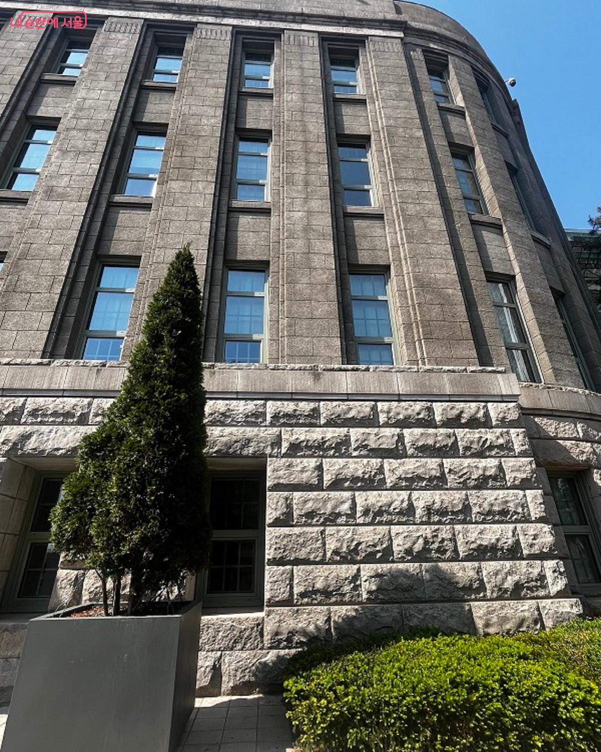 서울도서관 외관, 위아래 건축양식이 다르다. ⓒ정영경