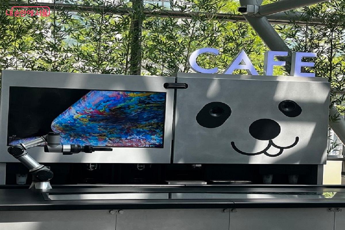 1층 로봇 카페 ⓒ정영경