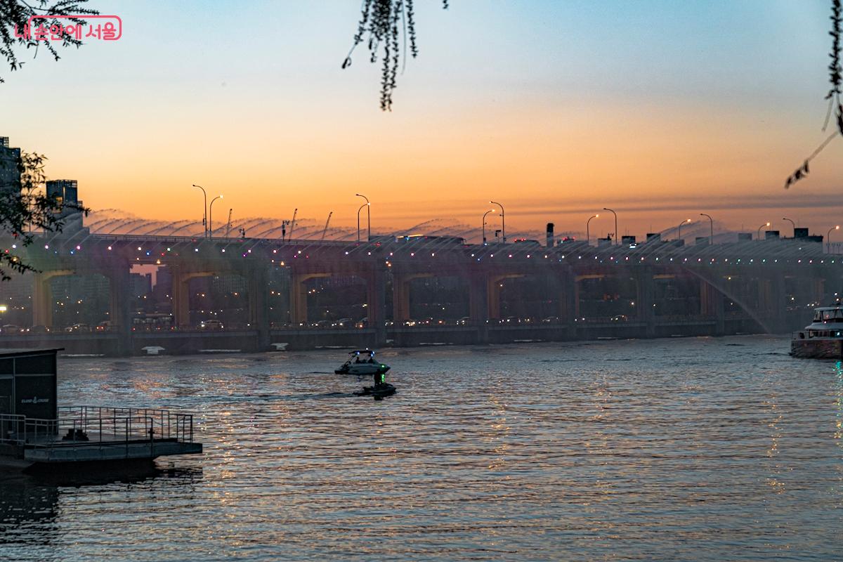 반포대교를 지나가는 요트
