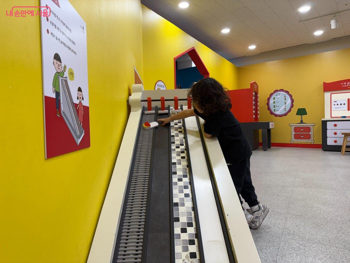 2층 전시실에서 누가누가 더 빨리 내려오나 실험 중이다. ©이미현