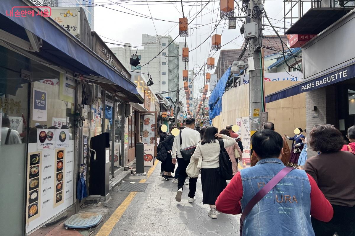 평일에도 방문객이 많은 세종마을 음식문화거리. ⓒ박지영
