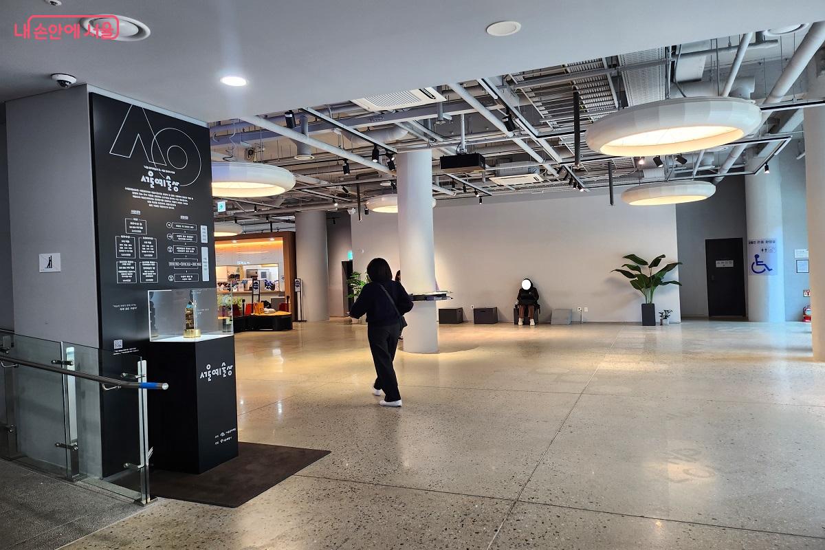 1층 넓은 로비와 카페 공간 ©이소현