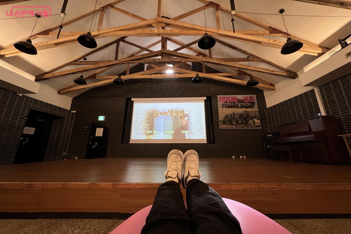 빈백에 누워 1열에서 영화를 즐겼다. ⓒ박지영