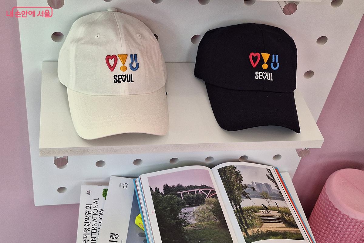 서울굿즈샵에서는 서울시의 브랜드인 ‘SEOUL MY SOUL’을 활용한 23종의 브랜드 굿즈를 만나 볼 수 있다. ©정향선