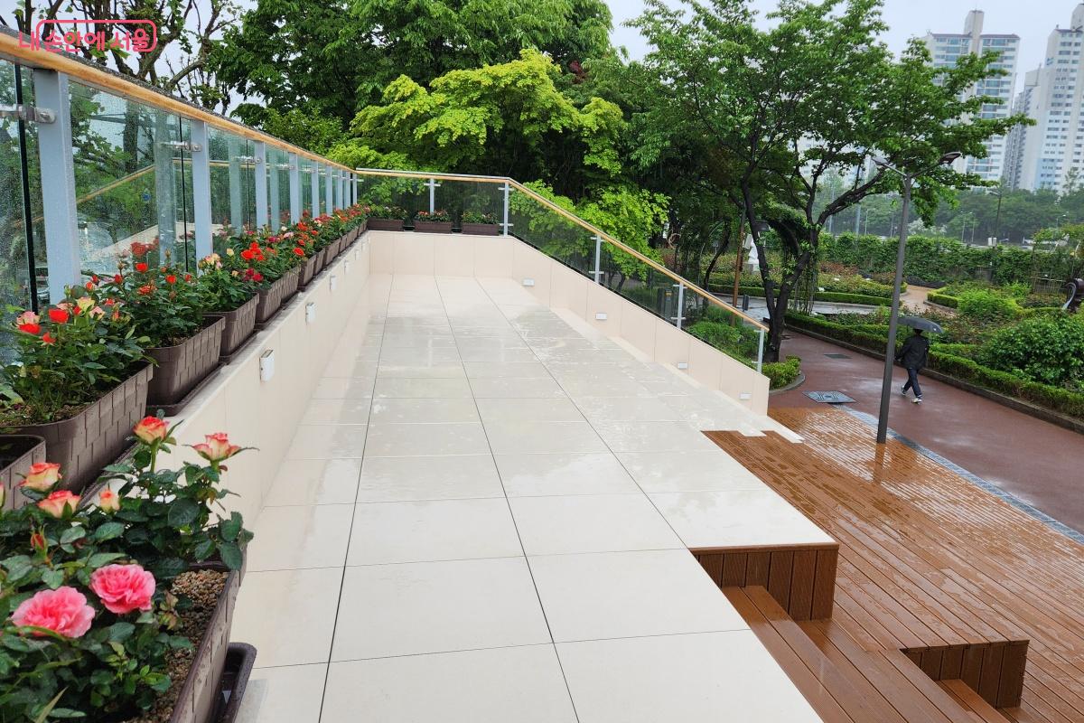 나무데크를 조성해 중랑장미공원을 방문한 시민들이 쉬어가기 좋다. ©김미선