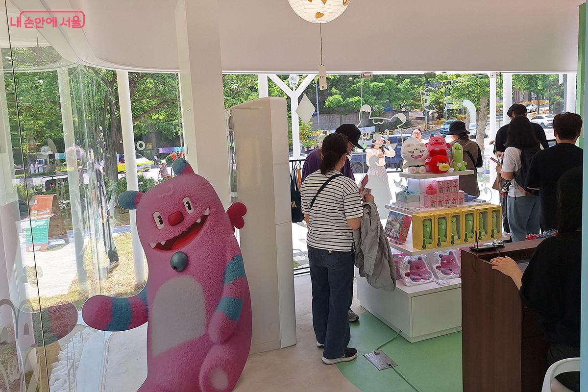  '해치 하우스' 안에서는 해치 인형이 방문객들을 반갑게 맞이해 준다. ©정향선