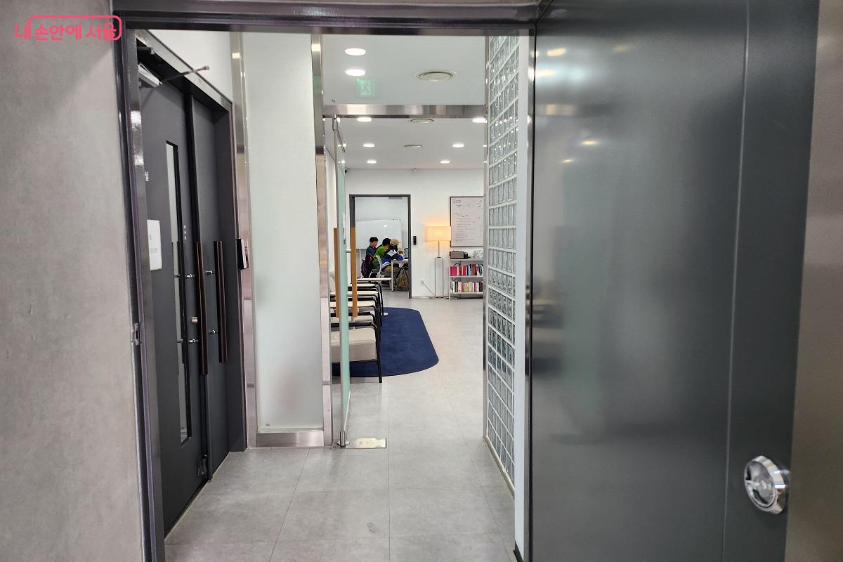 회의를 진행 중인 예술가들의 다목적실과 스튜디오 ©이소현