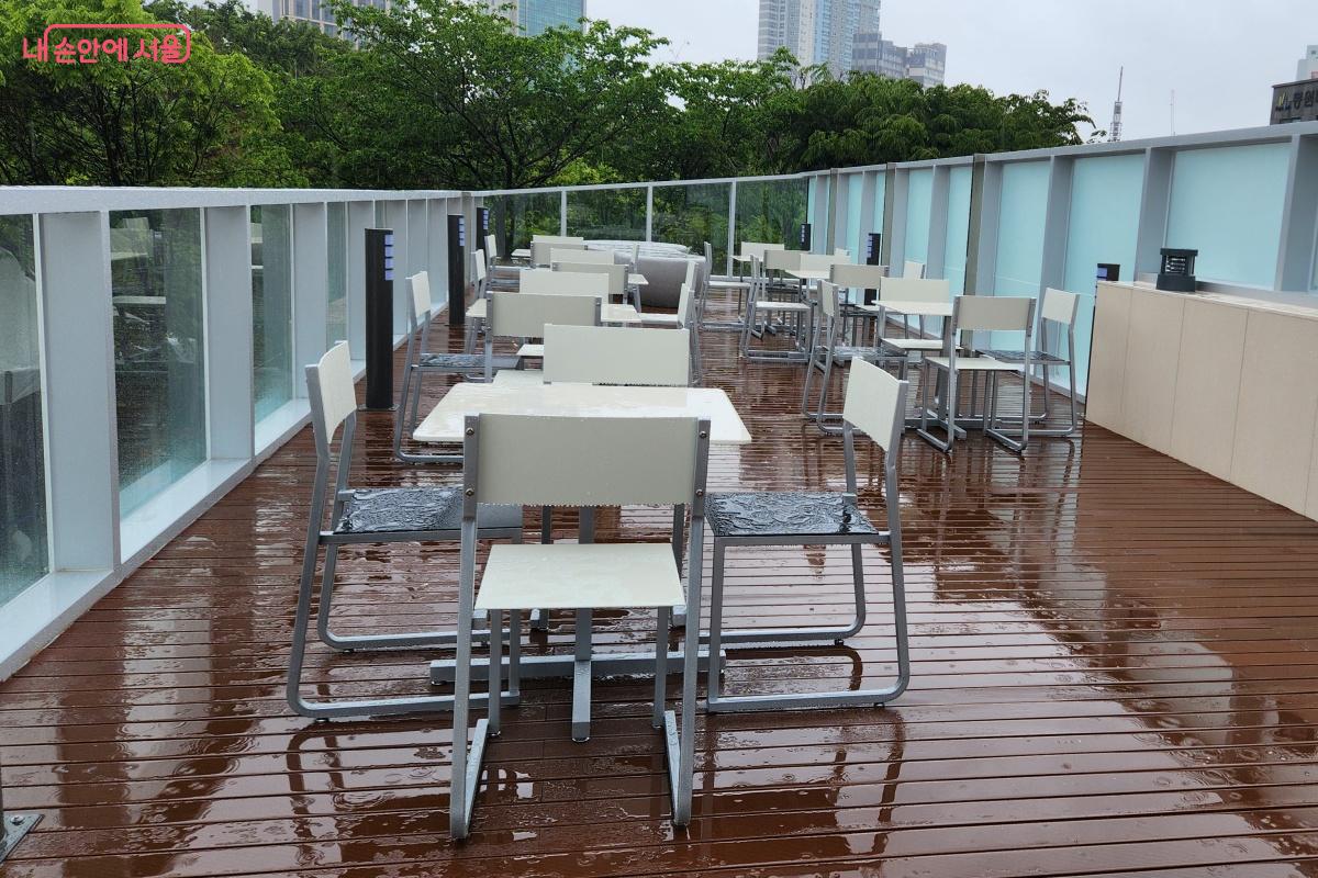 장미공원이 훤히 보이는 테라스형 전망 카페에서는 더 멋진 풍경과 마주하게 될 것이다. ©김미선