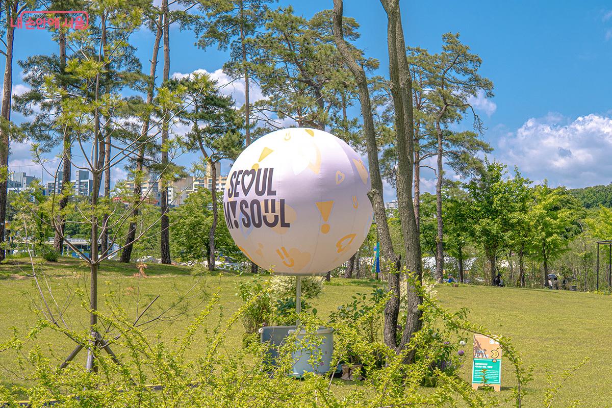 잔디밭 내 대형 서울 홍보 풍선 Ⓒ최승훈