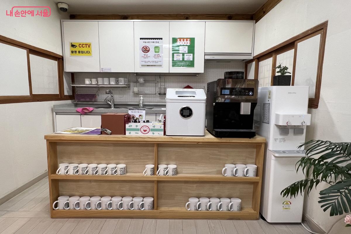 금오재 마을카페 '마실'. 자율 모금함에 해당 금액을 넣은 후 이용하면 된다. ⓒ박지영 