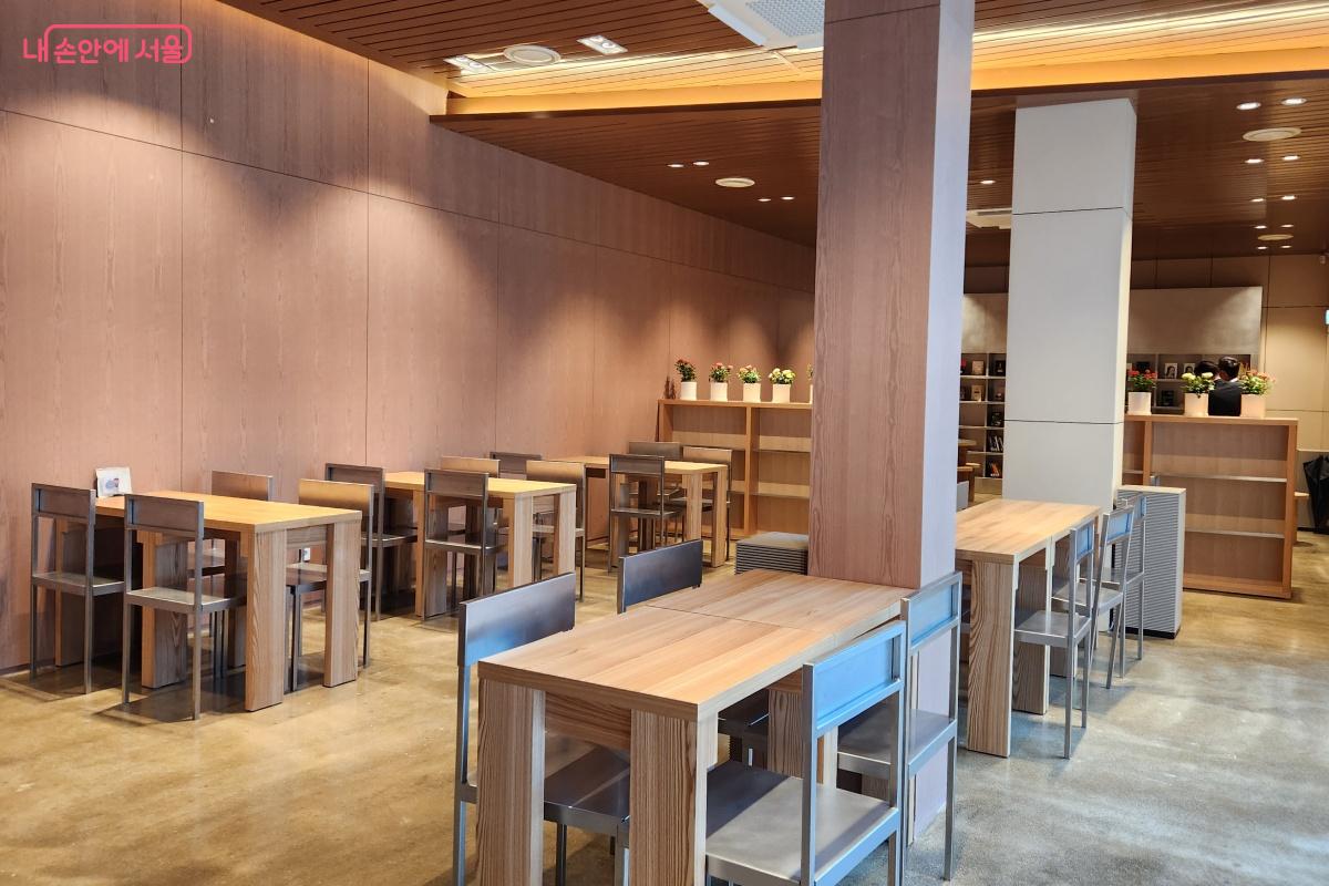 1층에는 다목적 커뮤니티 공간으로 넓은 공간을 마련했다. ©김미선