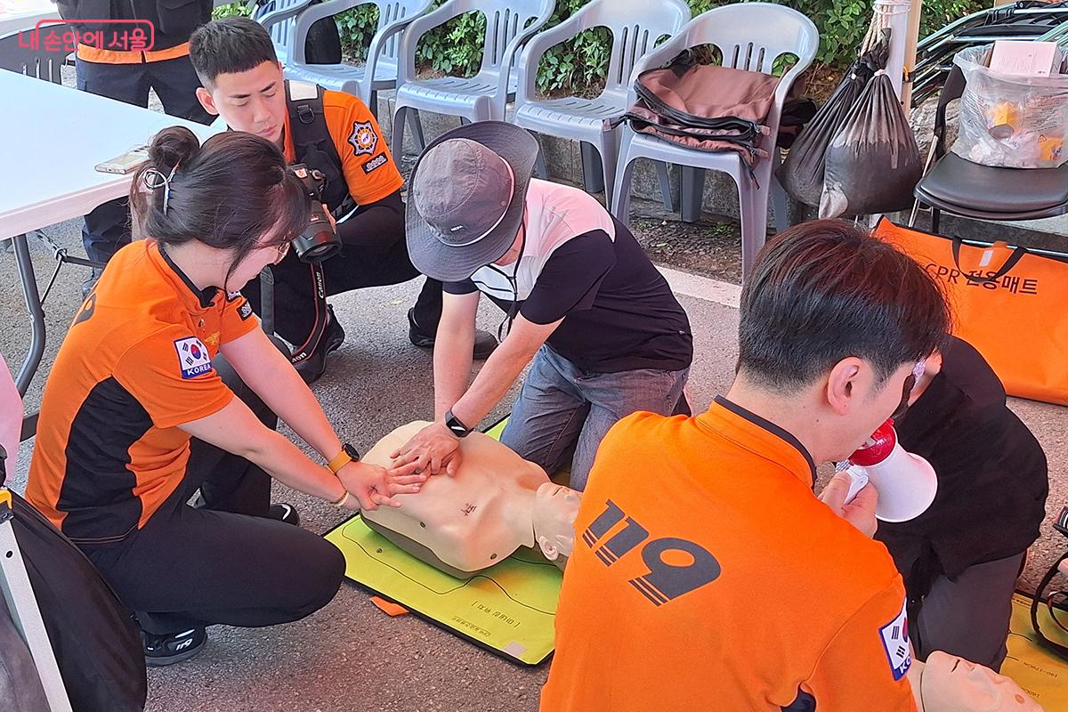 서울 119구조대의 소방구급시범에 많은 시민들이 참여했다. ©정향선