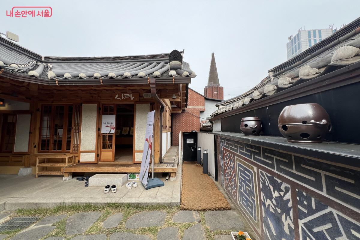 내부문 하나로 연결된 교회와 한옥 건물 ⓒ박지영