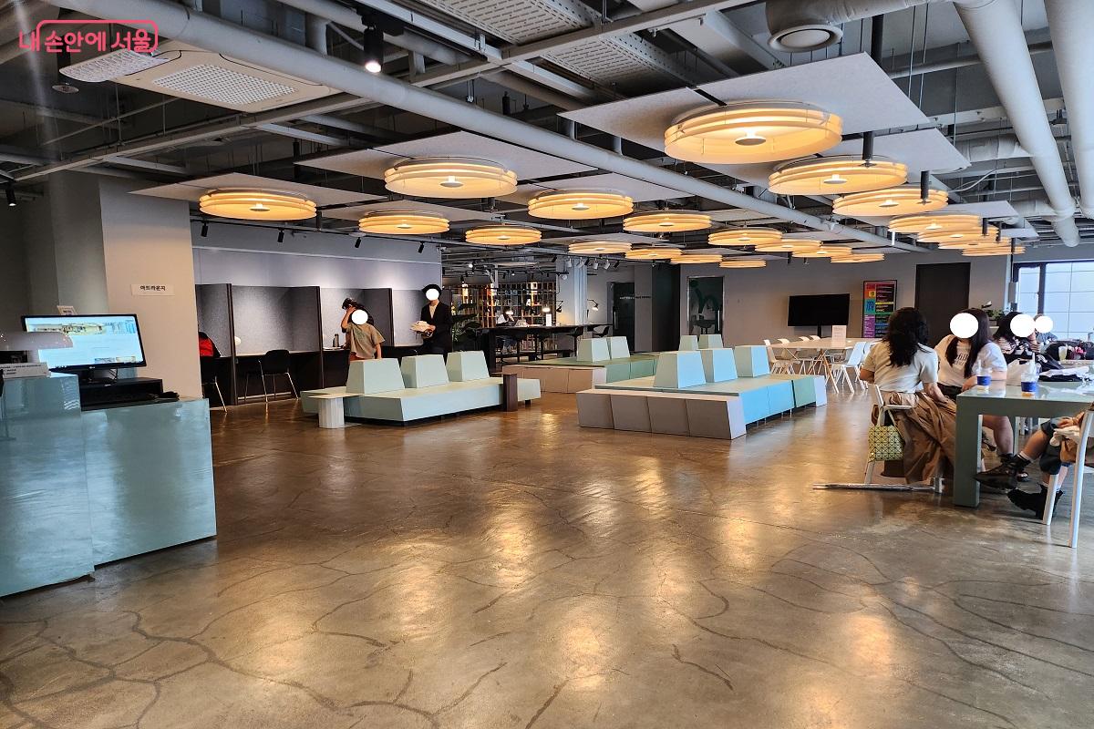 2층 아트 라운지 공간에서 쉬거나 작업을 할 수 있다. ©이소현