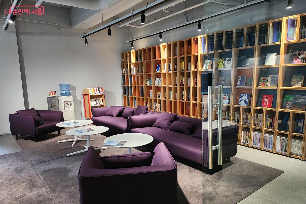 도서와 소파가 구비된 인터뷰실 ©이소현