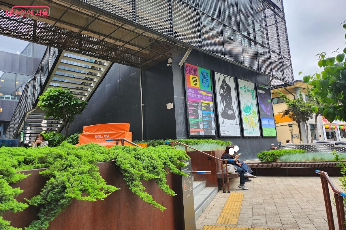 공연에 관한 정보가 담긴 포스터 ©이소현