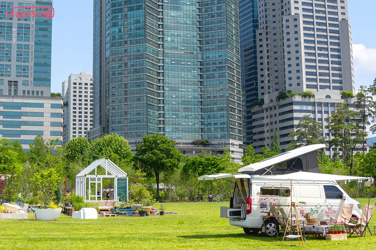 도심 속 빌딩과 어우러진 캠핑 카라반 Ⓒ최승훈