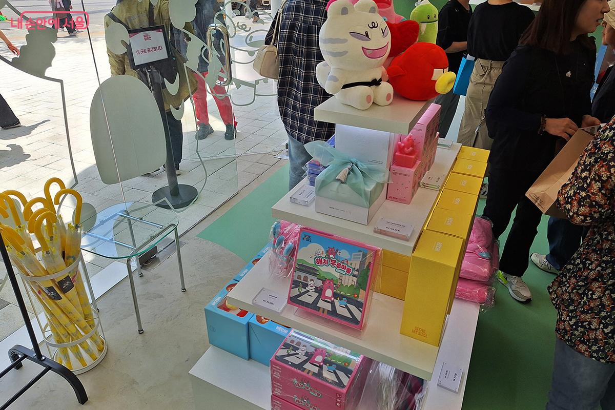 캐릭터인 ‘해치&소울프렌즈’를 활용한 17종의 캐릭터 굿즈를 판매하고 있다. ©정향선