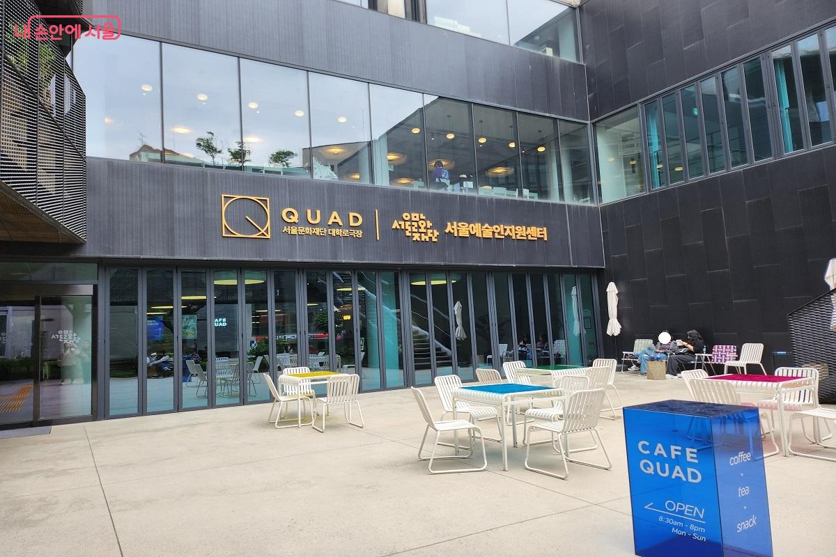 앉아서 쉴 수 있는 외부 테라스 공간 ⓒ이소현