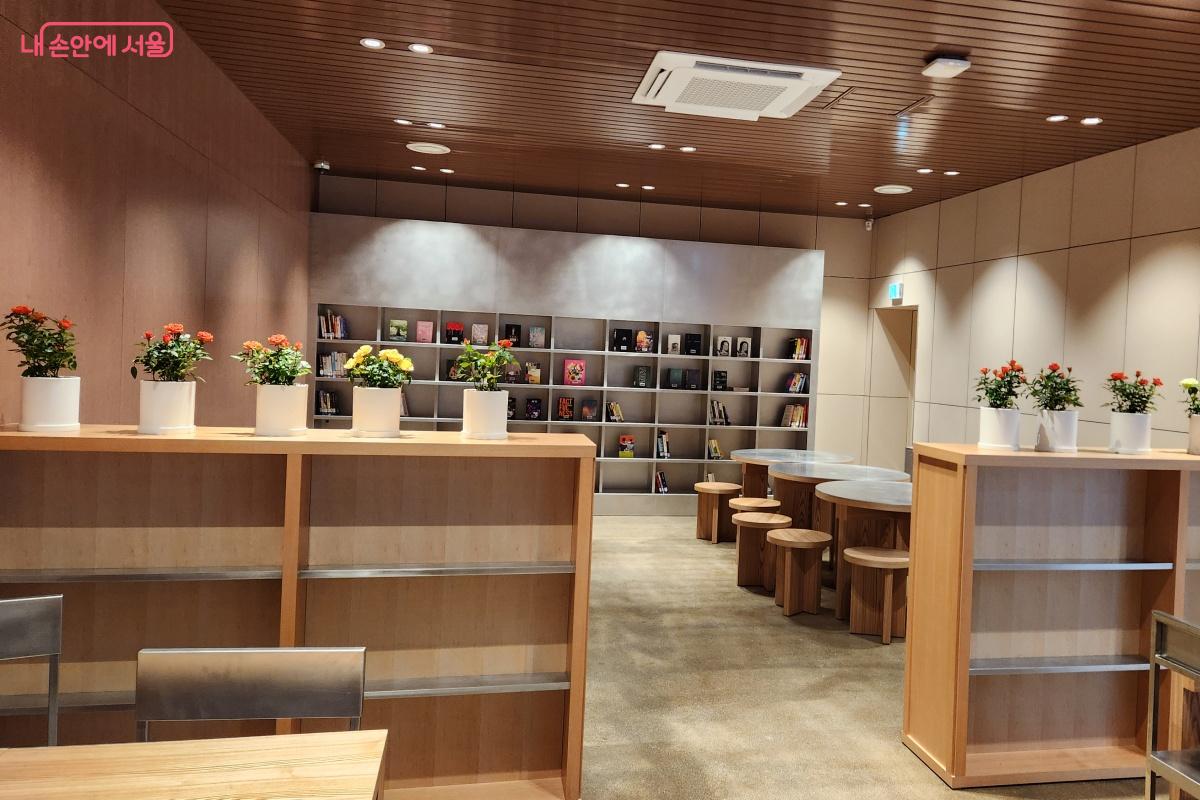 장미 화분으로 향기까지 더해져 편안한 분위기가 느껴진다. ©김미선