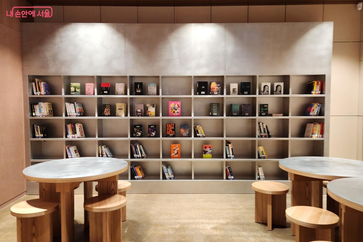 다양한 책을 준비해 공간을 이용하는 시민들이 편하게 이용할 수 있도록 했다. ©김미선