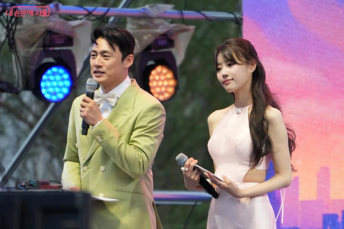 진행을 맡은 오상진 아나운서, 가수 미주 ©이종성