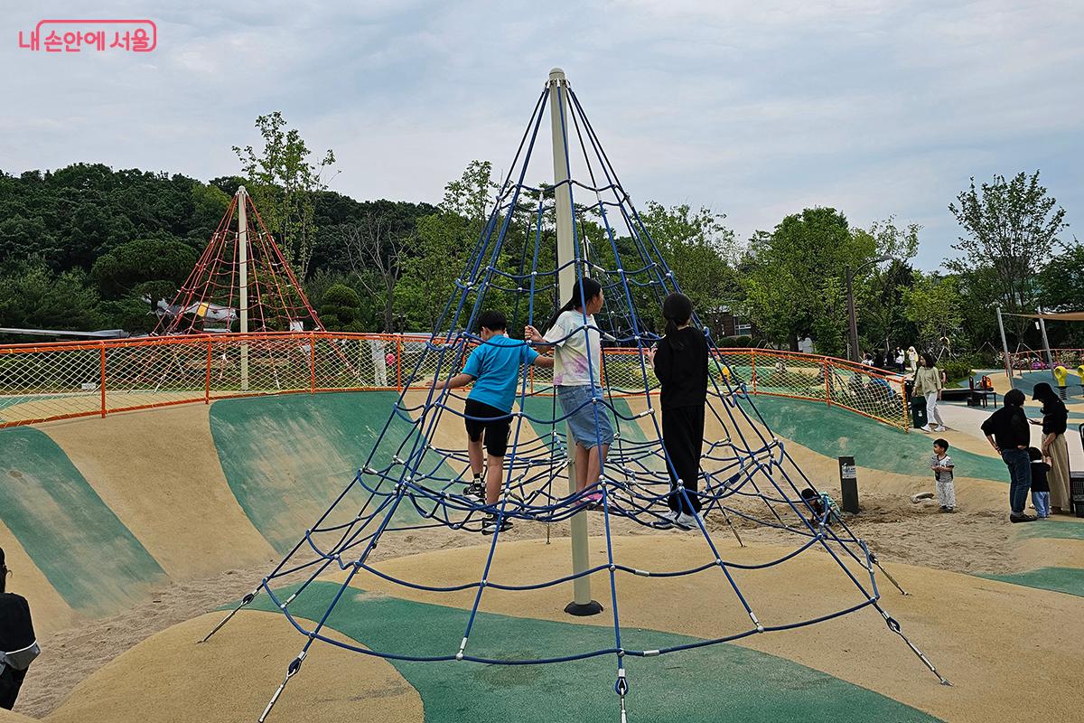 '동감놀이공간'에서 뛰어노는 아이들의 모습 ©정향선