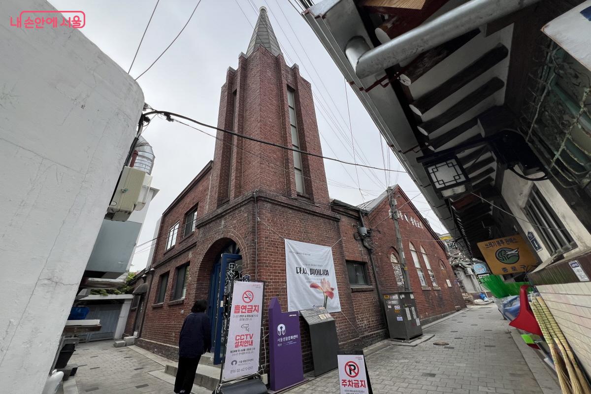 골목을 벗어나면 보이는 서울생활문화센터 체부 ⓒ박지영 