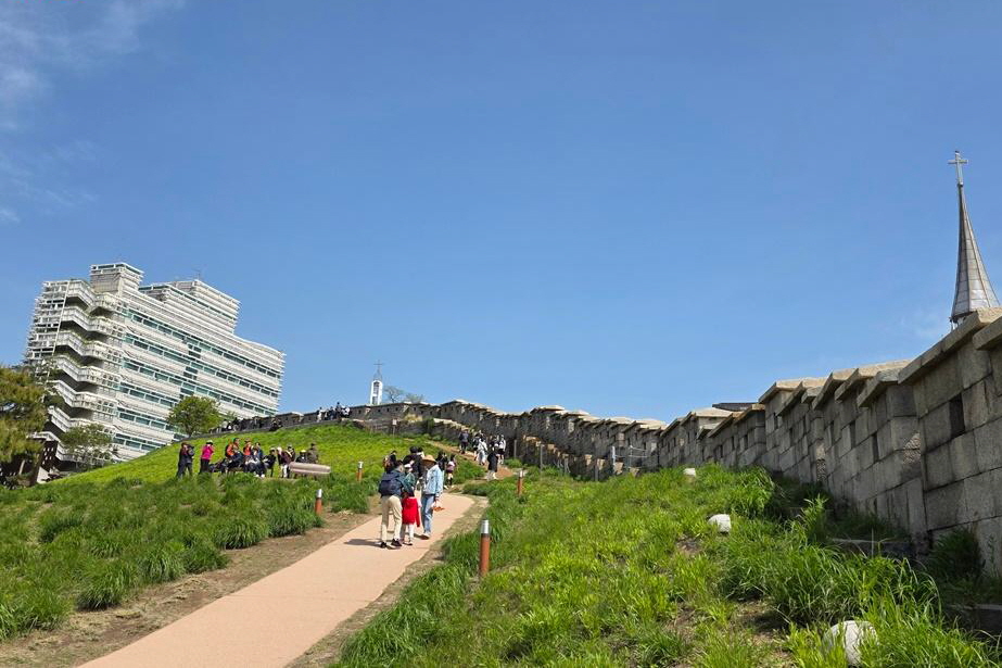 동화 속 주인공 찾아 떠나는 한양도성 성곽길 투어(ft. 낙산구간)