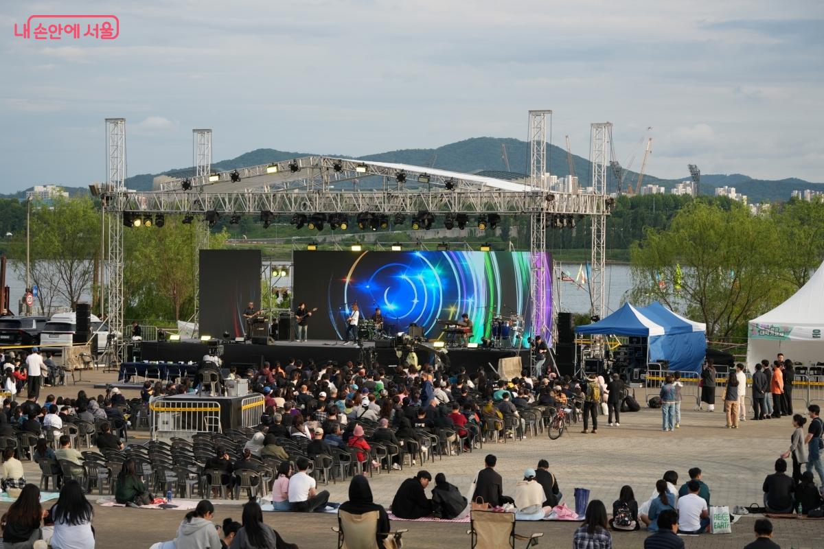 제2회 한강 대학가요제가 열린 뚝섬한강공원 수변무대 ©이종성