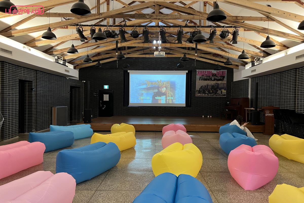 영화 시작 전 체부홀 ⓒ박지영