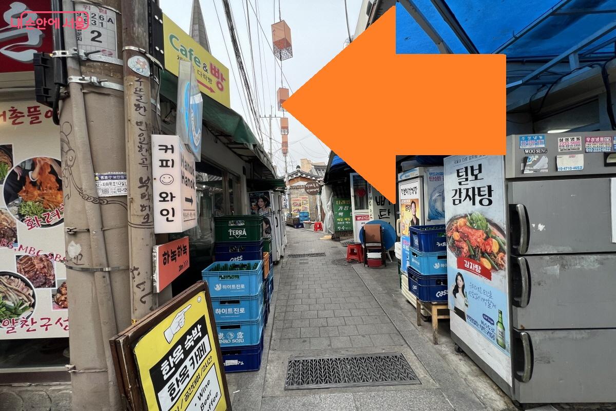 골목 사이로 교회 첨탑이 살짝 보인다. ⓒ박지영