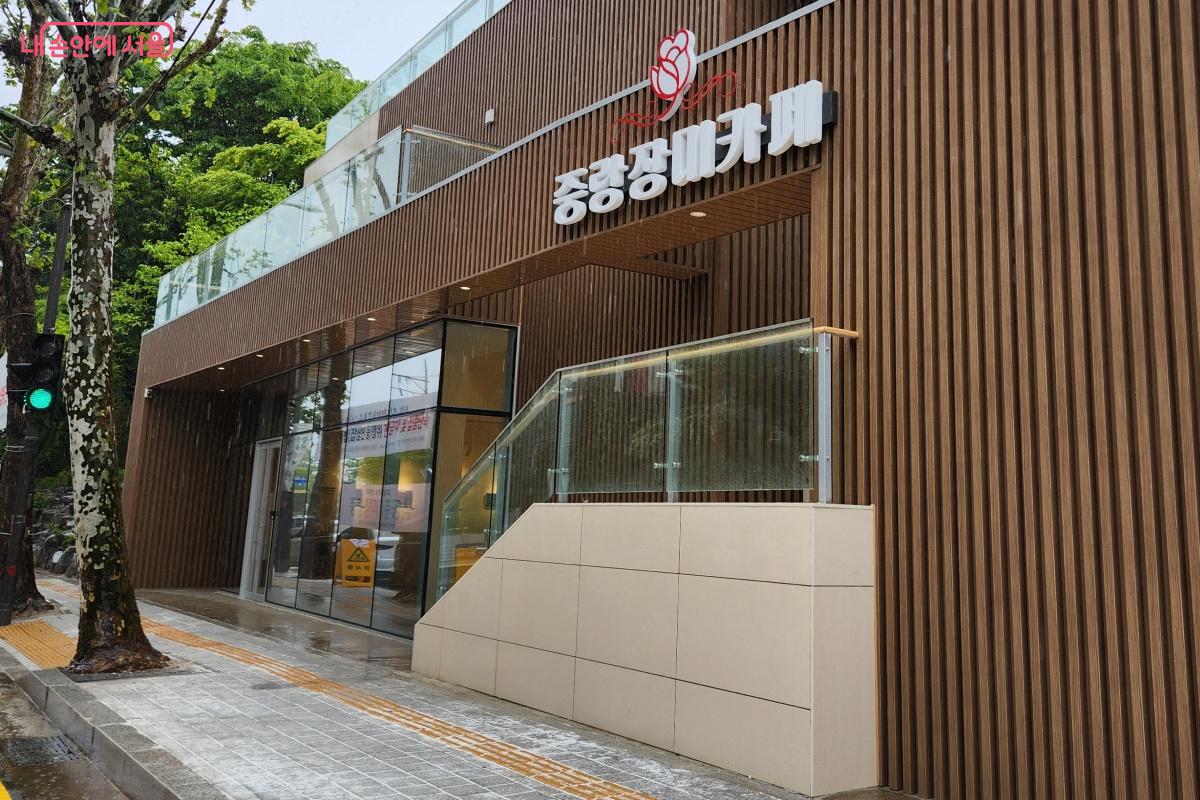 장미 향기를 테마로 한 감성문화공간 ‘중랑장미카페’를 조성했다. ©김미선