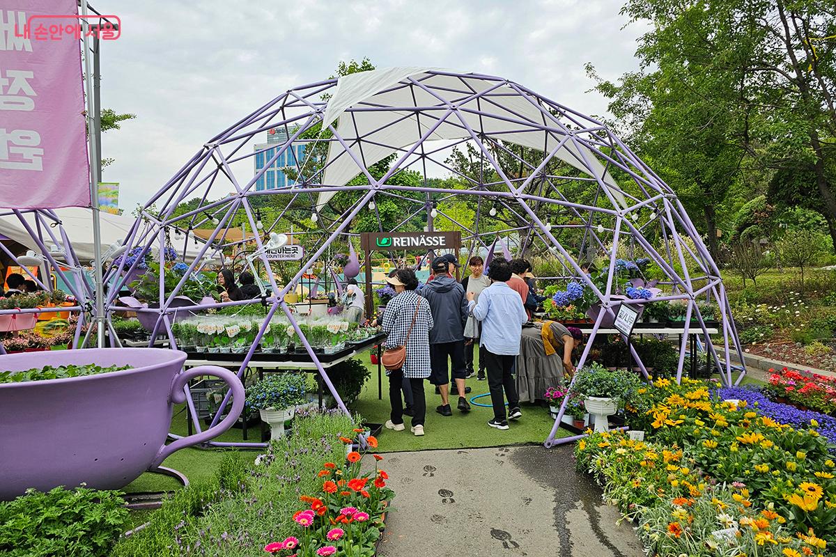 시민들의 손길이 담긴 정원은 특히 더 따뜻하게 느껴졌고, 보라매공원이 하나의 생동하는 문화예술 공간이 되어 있었다. ©정향선