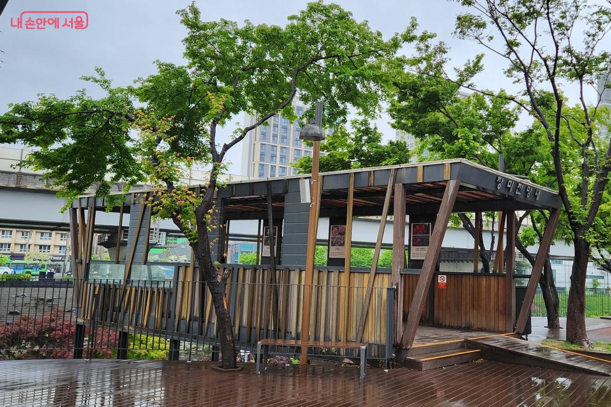 장미전망대에서는 블루 리버, 벨베데레 등 장미꽃을 조망할 수 있을 것이다. ©김미선