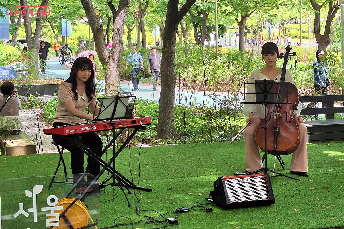 보라매공원 상설 무대에서는 '구석구석 라이브'가 열렸다. ©정향선