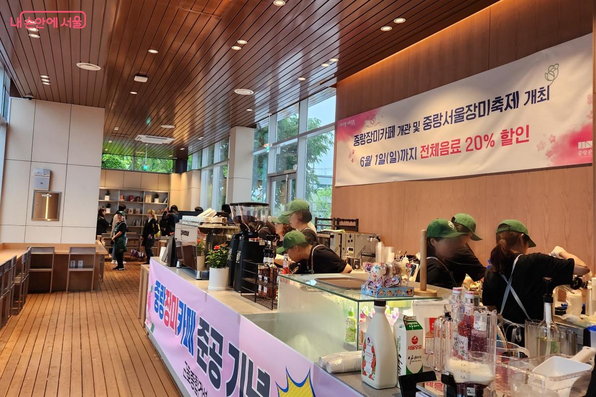 2층에서는 커피를 추출하는 따뜻한 소리가 들린다. ©김미선