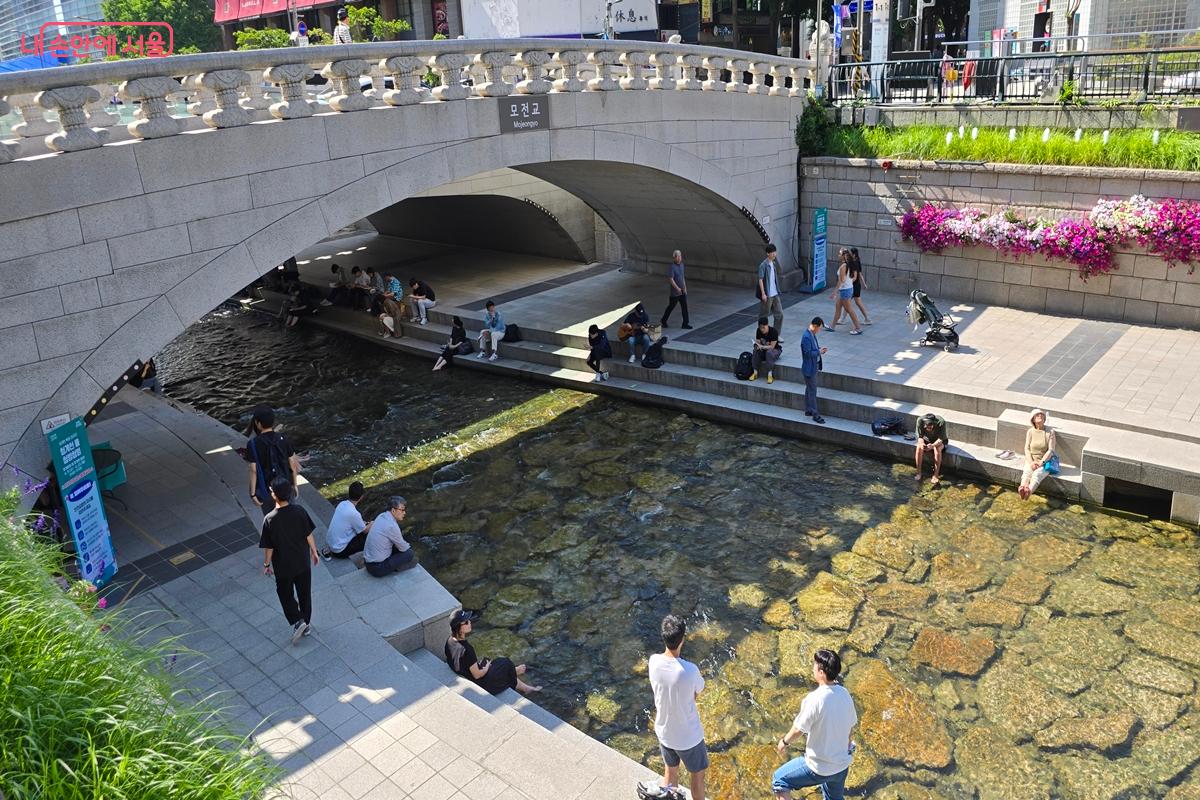 맑은 물이 흐르는 청계천 모습 ©김윤경