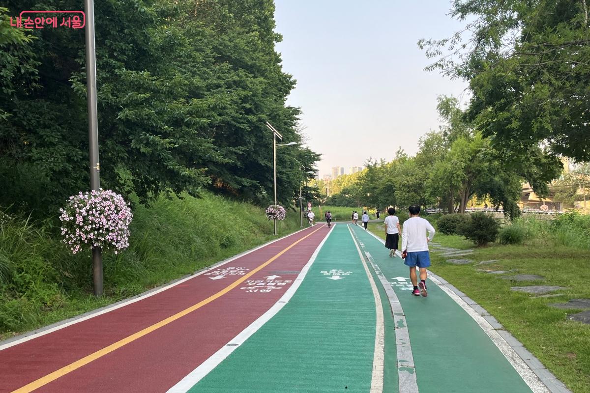 운동, 산책으로 시민들이 자주 방문하는 양재천근린공원 ©김연희