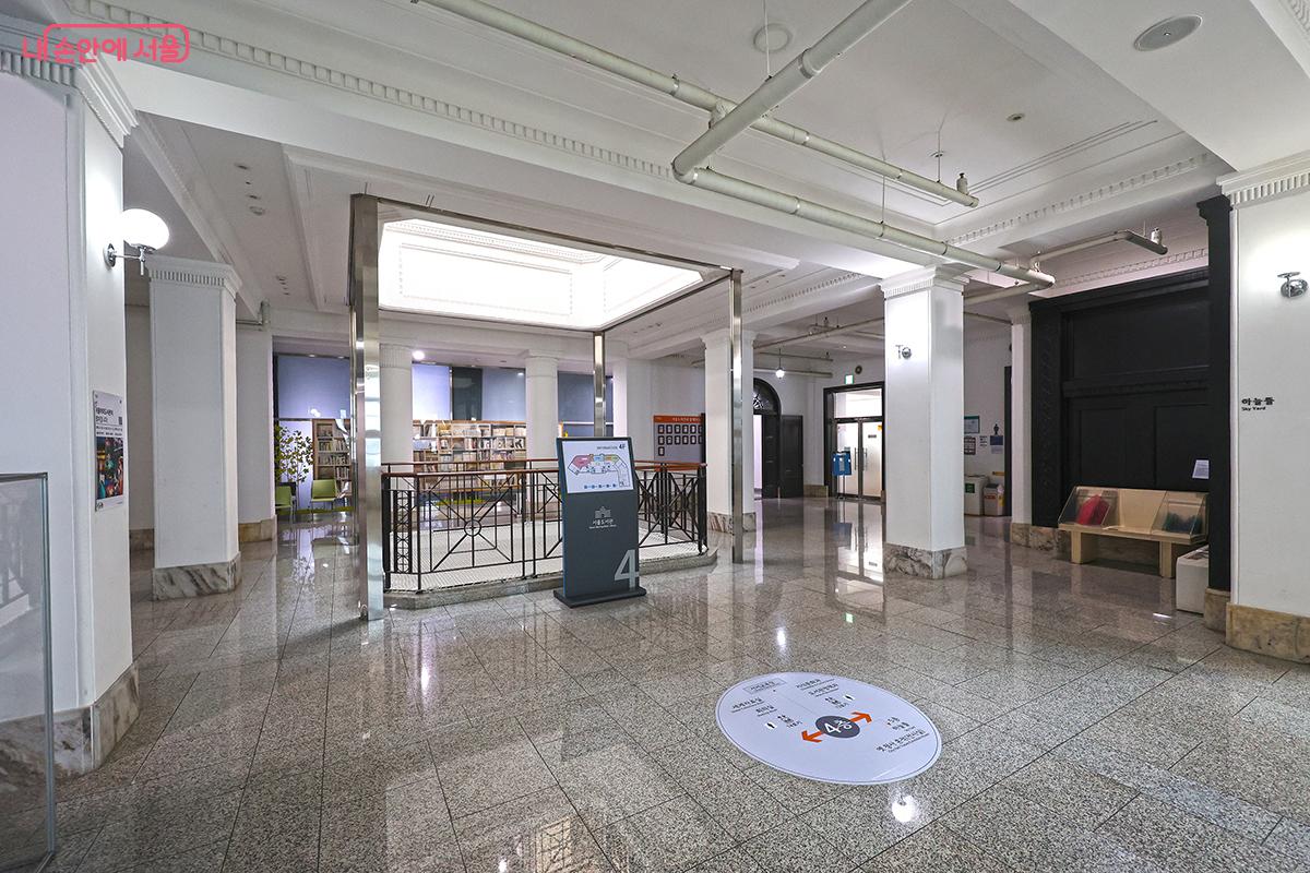 계단을 이용해 3층으로 오르면 레트로 감성 가득한 서울도서관의 공간들이 펼쳐진다. ©김주연