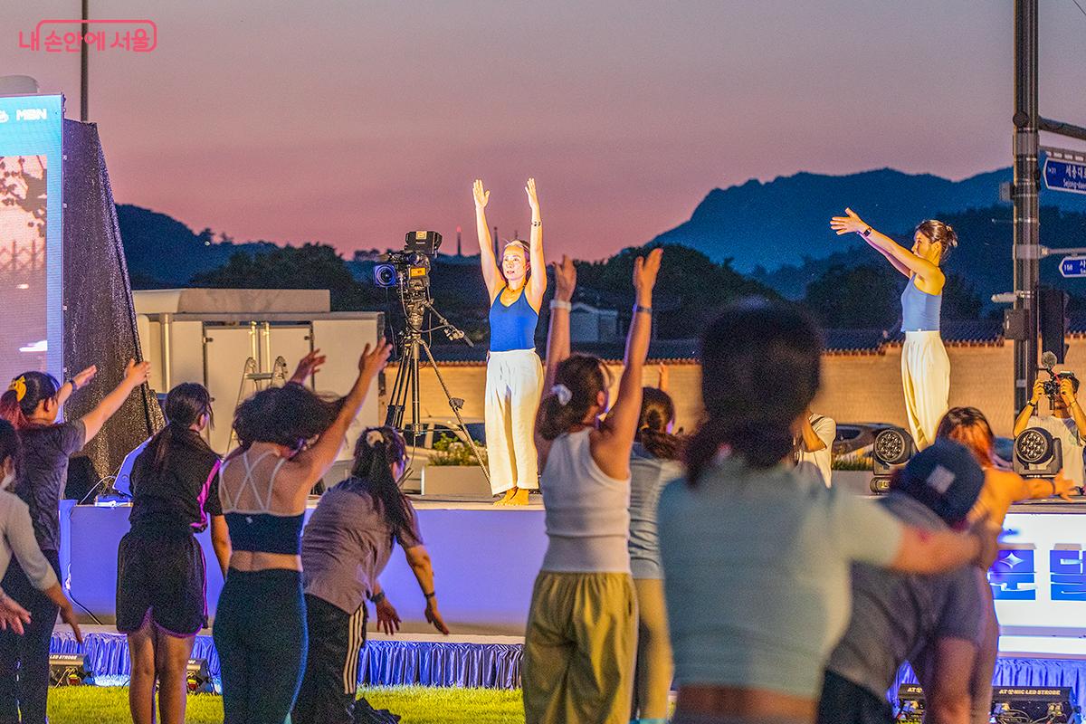 광화문이라는 역사적인 공간에서,   현대적인 요가를 통해 사람들이 하나가 되는 모습을 보았다. ⓒ문청야