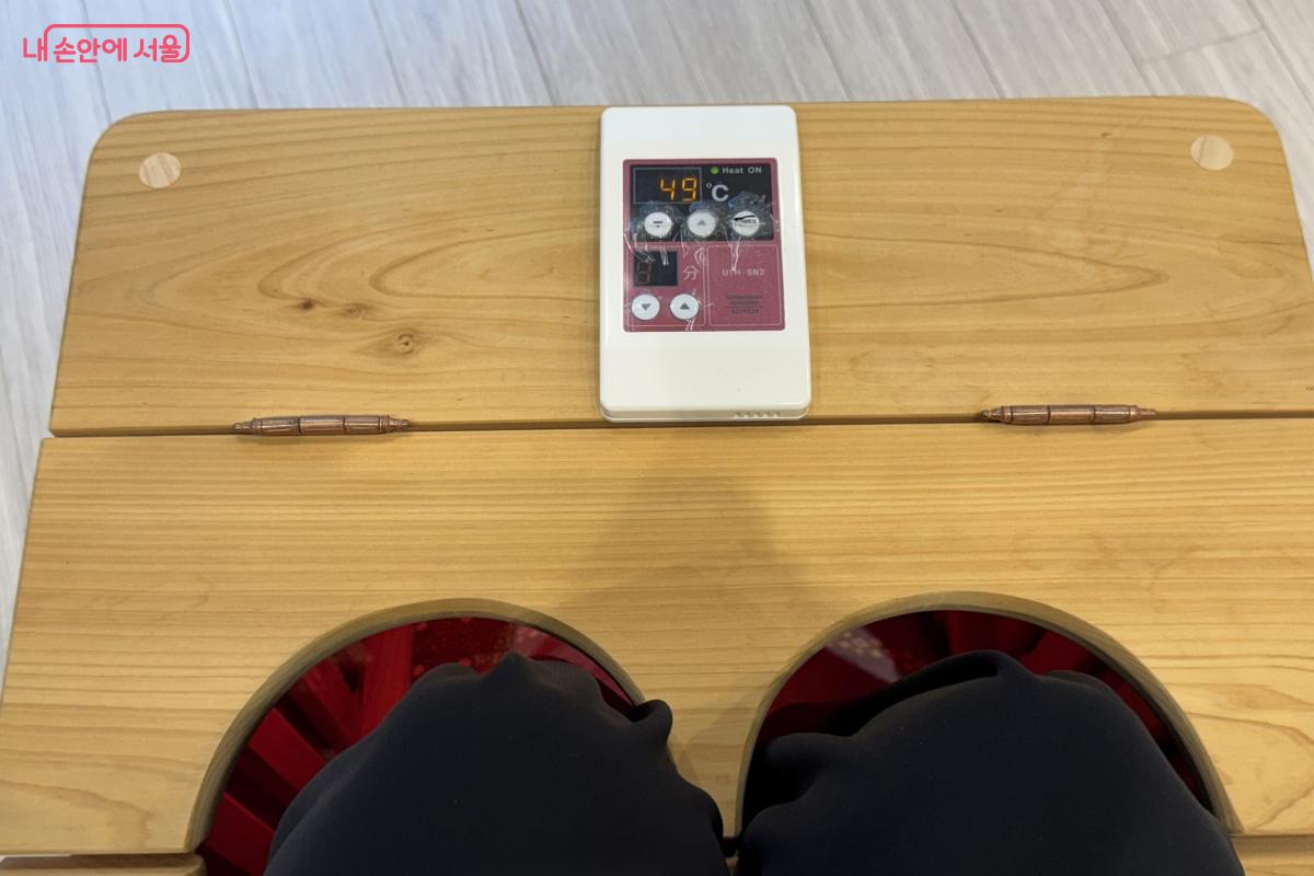 발은 뜨겁고, 몸은 시원하고 실내에서 즐기는 노천탕 느낌이다. ©안희진