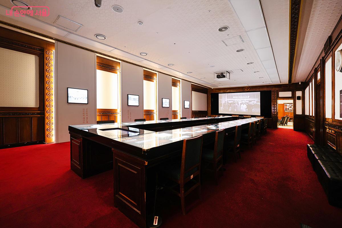 긴 회의 테이블이 인상적인 기획상황실 실내 모습 ©김주연