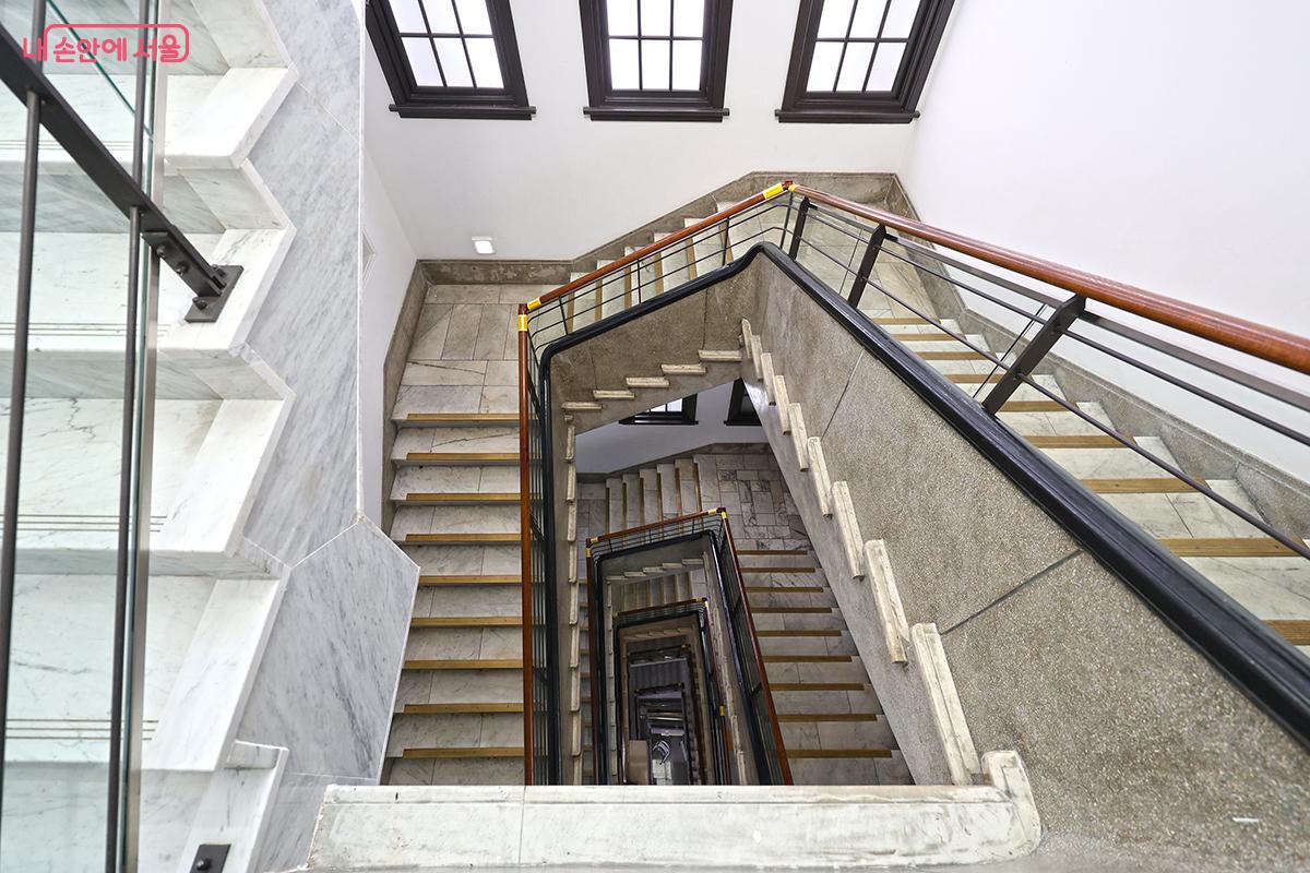 옛 청사 건물의 모습을 엿볼 수 있는 서울도서관 계단실 ©김주연