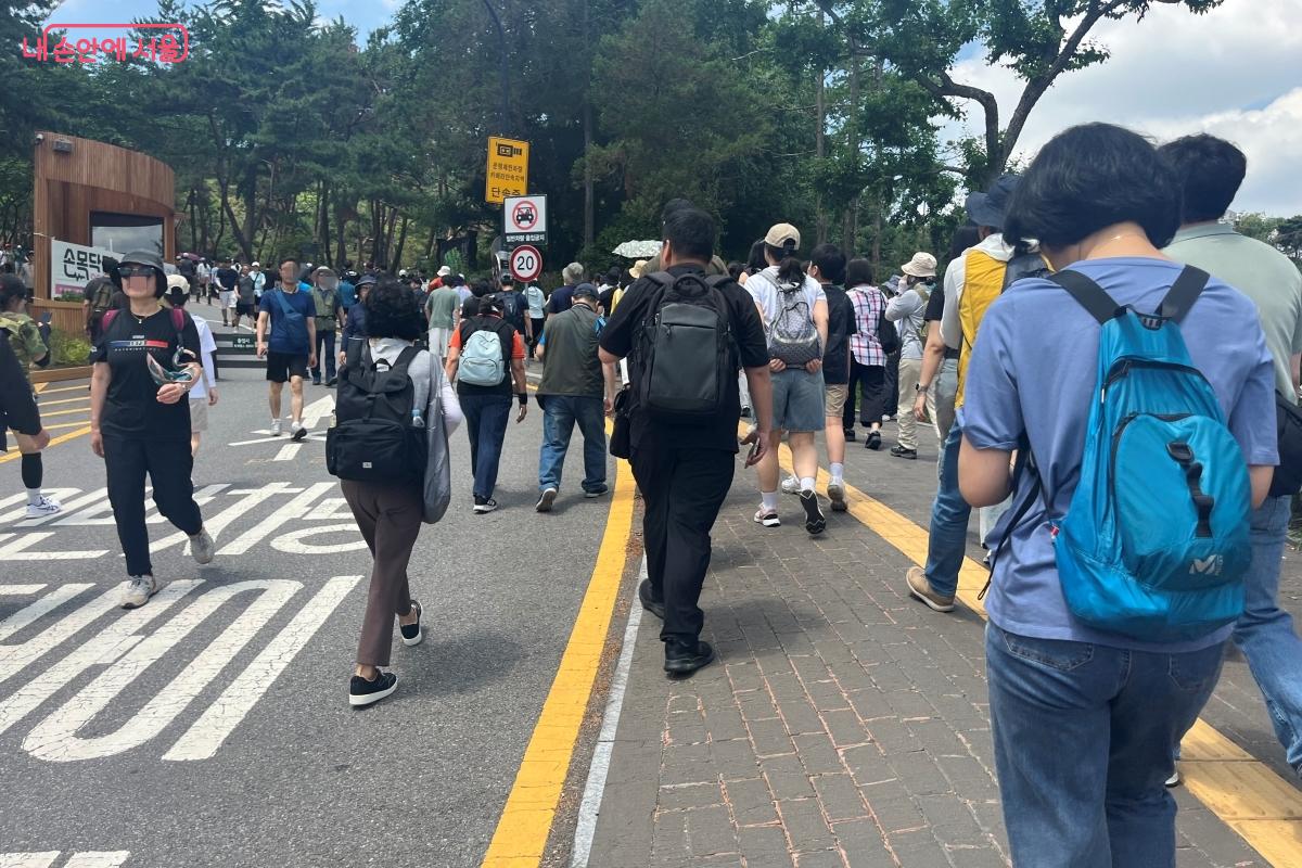 힘찬 발걸음과 함께 남산 숲으로 출발 ©김연희